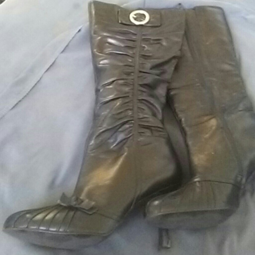 Black boots Fair..may need new heel but shoe is st